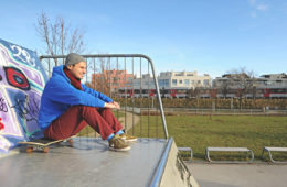 Farid Hafez auf einem Skateboard